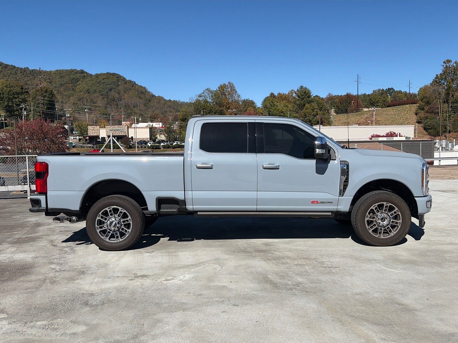Used 2025 Ford F250 Platinum w/ Platinum Plus Package AWD/4WD image 2