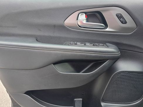 Used 2025 Chrysler Pacifica Select FWD image 8