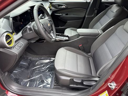 Used 2024 Chevrolet Trax LT w/ Driver Confidence Package image 4