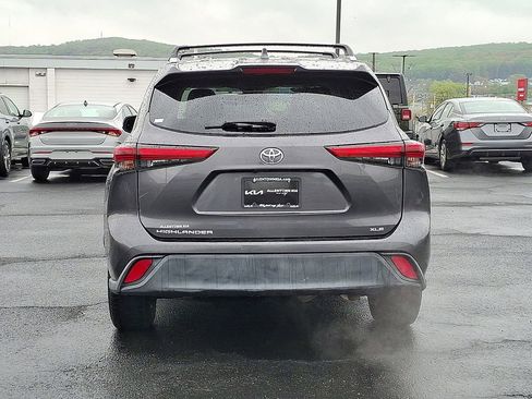 Used 2022 Toyota Highlander XLE FWD image 5
