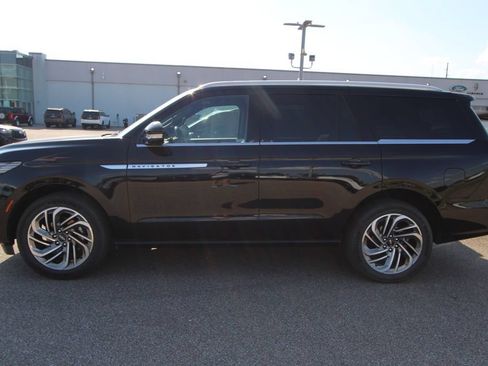 Used 2025 Lincoln Navigator Reserve AWD/4WD image 5
