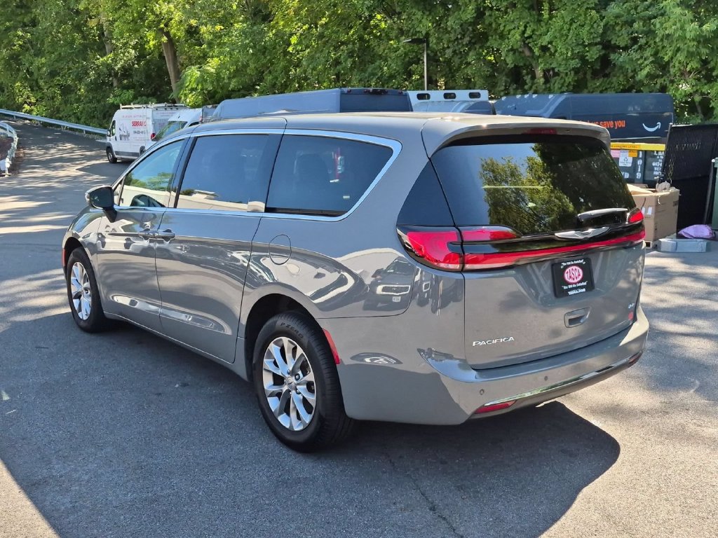 Used 2023 Chrysler Pacifica Touring-L AWD/4WD image 9
