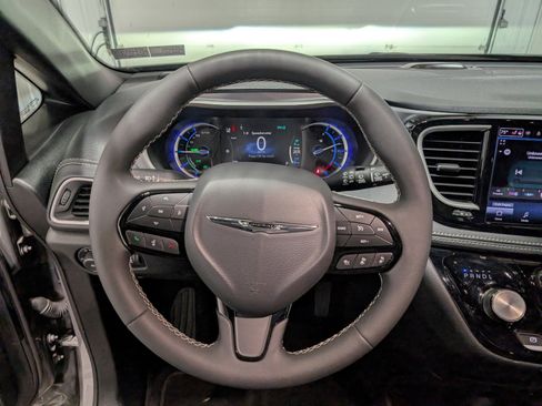 Used 2022 Chrysler Pacifica Touring-L w/ S Appearance Package image 17