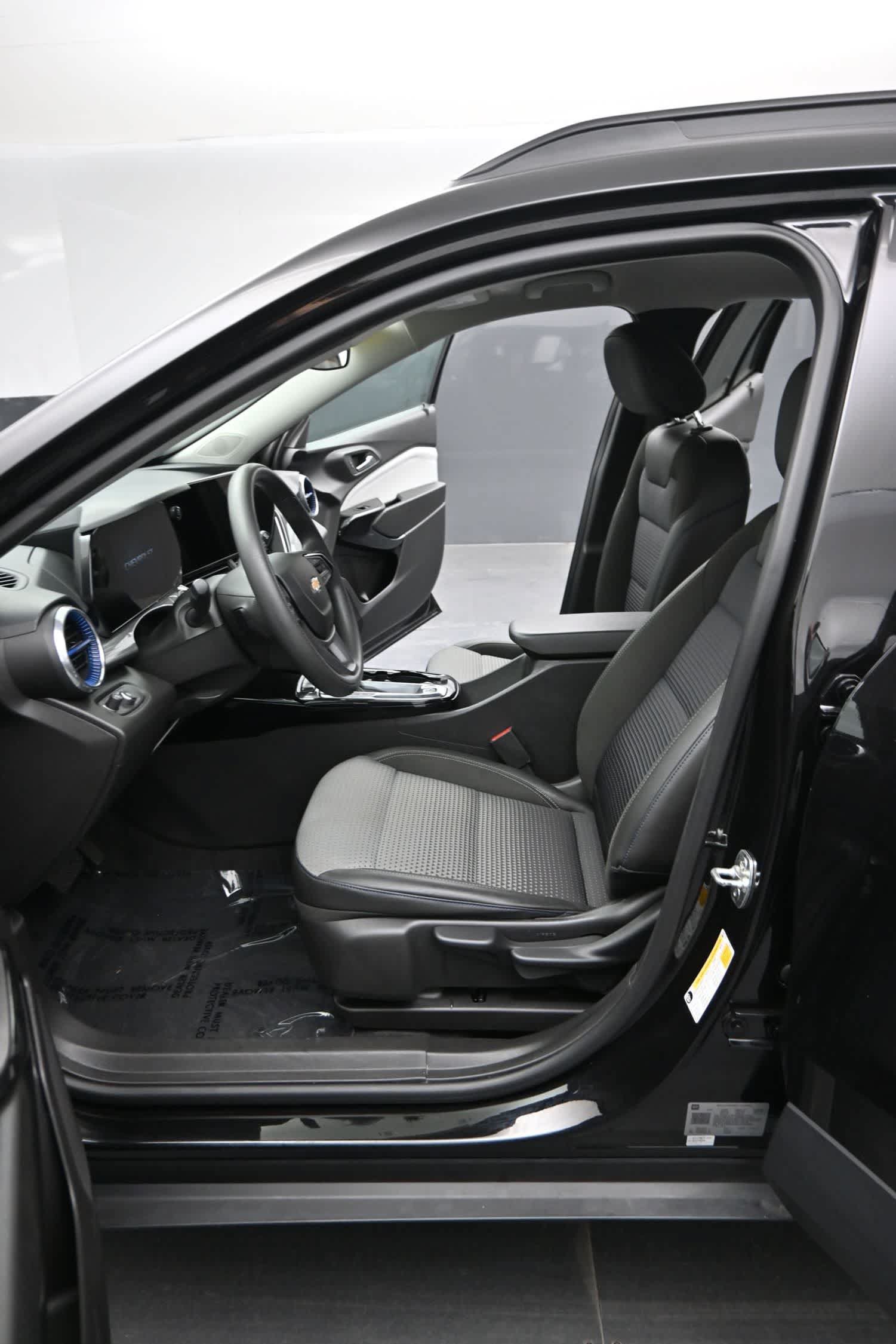 Used 2025 Chevrolet Trax LT FWD image 18