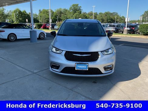 Used 2024 Chrysler Pacifica Touring-L FWD image 9