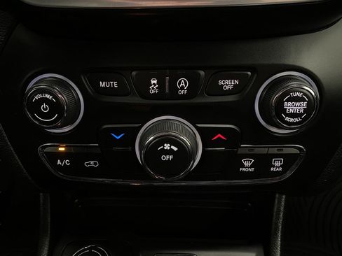 Used 2021 Jeep Cherokee Latitude Plus image 24