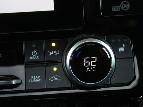 Used 2025 Toyota Highlander XLE AWD/4WD image 38
