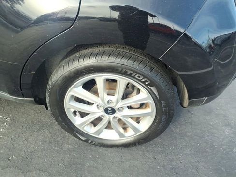 Used 2017 Kia Soul + image 8