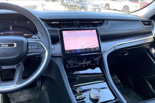 Used 2023 Jeep Grand Cherokee Limited w/ Black Appearance Package AWD/4WD image 5