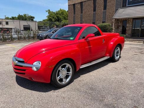 Used 2005 Chevrolet SSR w/ Preferred Equipment Group RWD image 1