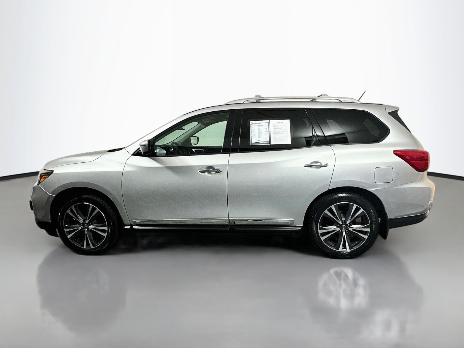 Used 2017 Nissan Pathfinder Platinum AWD/4WD image 4