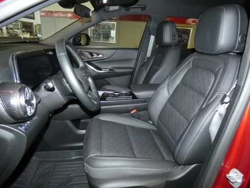 Used 2025 Chevrolet Equinox LT w/ Convenience Package II image 9