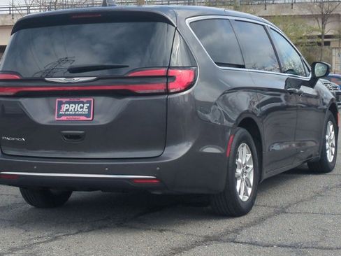 Used 2023 Chrysler Pacifica Touring-L FWD image 5