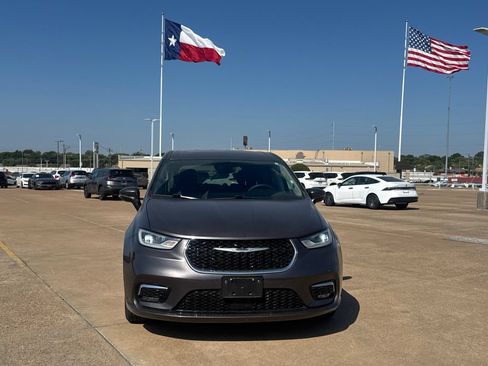 Used 2023 Chrysler Pacifica Touring-L FWD image 5