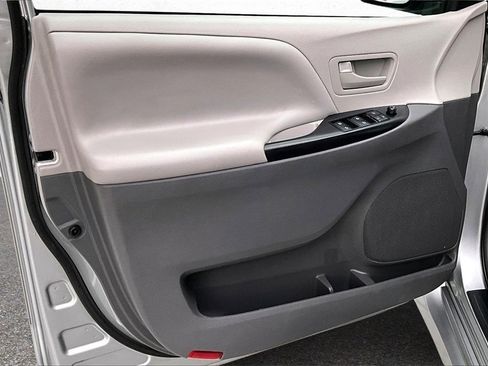 Used 2019 Toyota Sienna L image 19