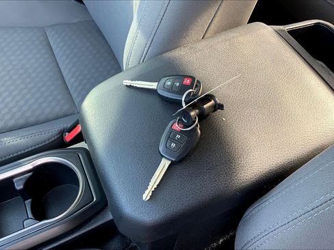 Used 2022 Toyota Tacoma SR image 14