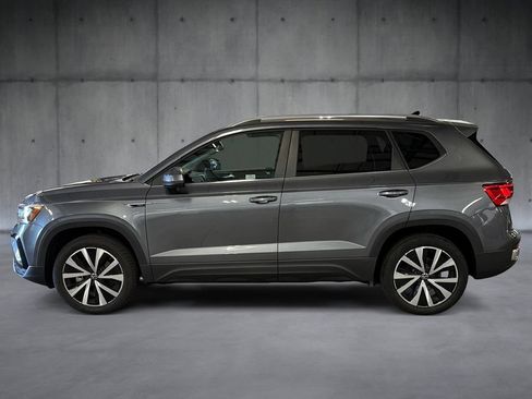 Used 2022 Volkswagen Taos SE w/ Panoramic Sunroof Package FWD image 2