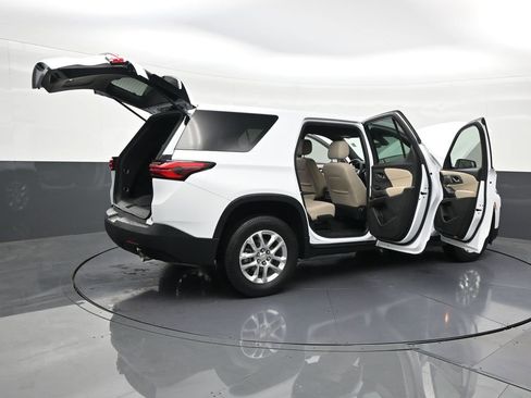 Used 2023 Chevrolet Traverse LS image 32