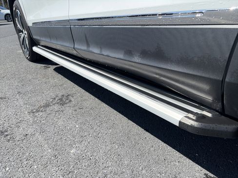 Used 2018 Volkswagen Tiguan SEL w/ 3rd Row Seat Package image 10