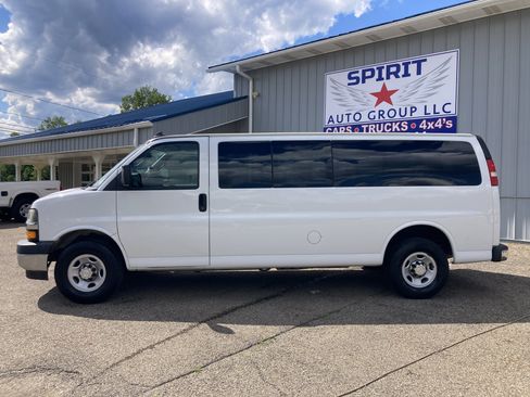 Used 2018 Chevrolet Express 3500 LT w/ LT Preferred Equipment Group RWD image 2