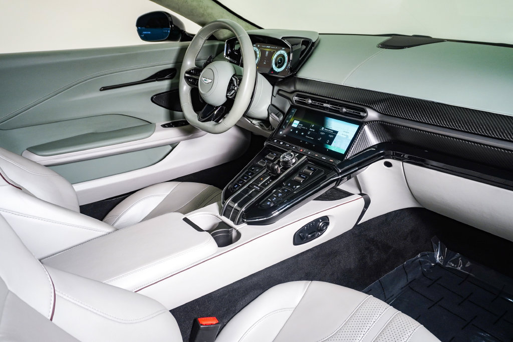 Used 2025 Aston Martin V8 Vantage Coupe RWD image 17