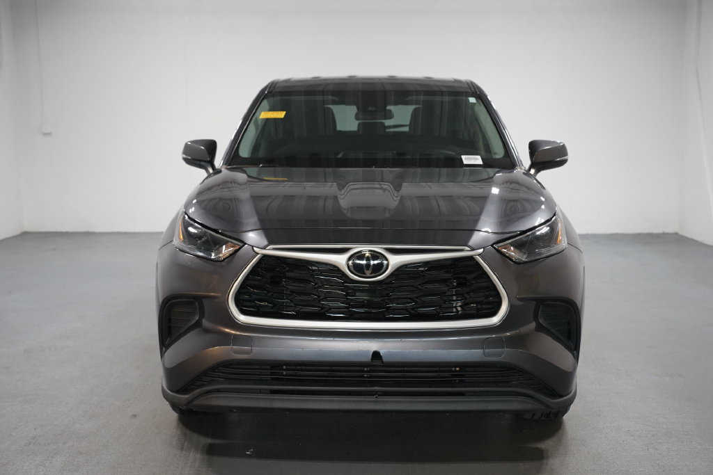 Used 2023 Toyota Highlander L FWD image 2