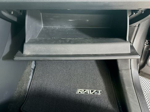 Used 2021 Toyota RAV4 LE FWD image 31