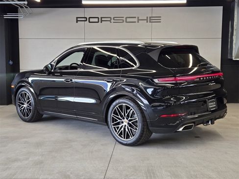 Used 2025 Porsche Cayenne Base image 3