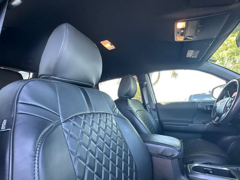 Used 2018 Toyota Tacoma TRD Sport w/ Technology Package RWD image 18
