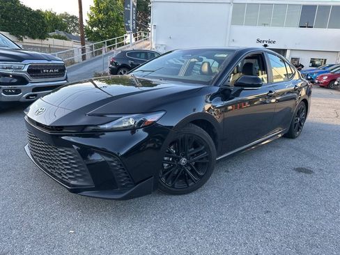 Used 2025 Toyota Camry SE image 3