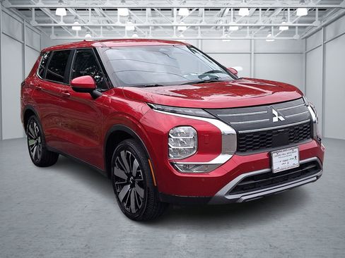 Used 2025 Mitsubishi Outlander SE AWD/4WD image 3