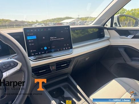 Used 2025 Volkswagen Tiguan SE w/ Panoramic Sunroof Package image 16