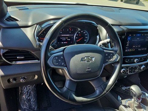 Used 2023 Chevrolet Traverse RS FWD image 11
