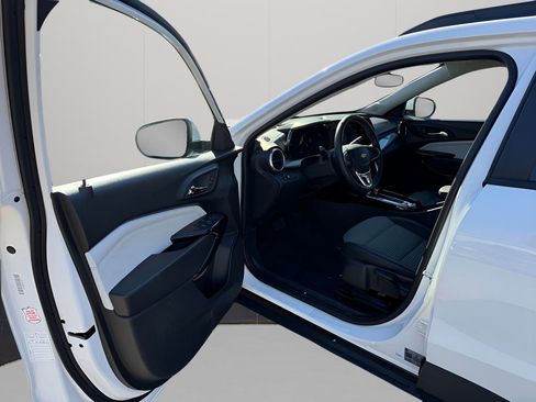 Used 2025 Chevrolet Trax LT w/ LT Convenience Package image 14