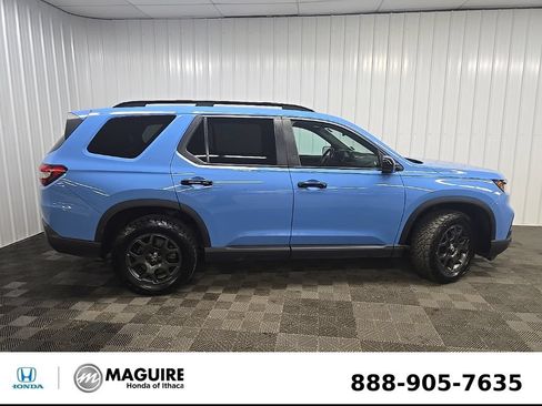 Used 2024 Honda Pilot TrailSport image 2