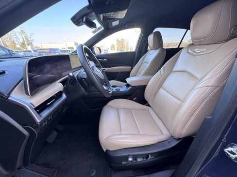 Used 2025 Cadillac XT4 Premium Luxury image 10