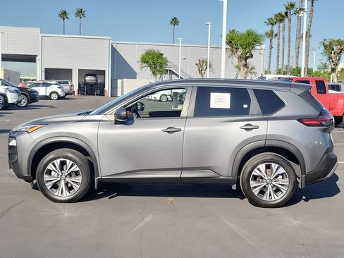Used 2022 Nissan Rogue SV image 2