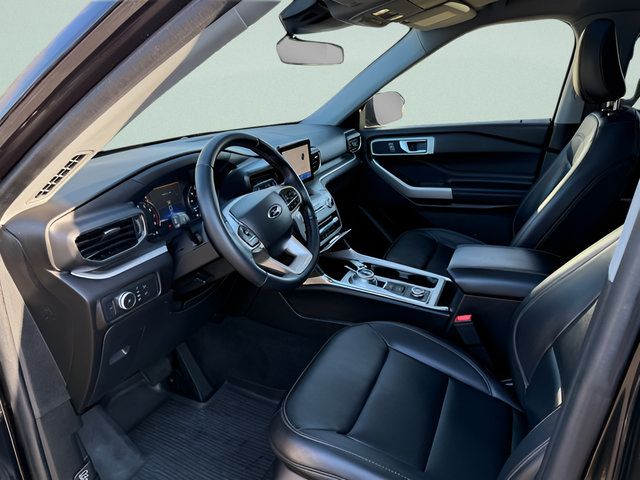 Used 2022 Ford Explorer XLT w/ Equipment Group 202A AWD/4WD image 4