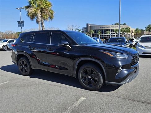 Used 2021 Toyota Highlander LE image 2