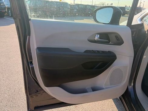Used 2023 Chrysler Pacifica Touring-L image 18