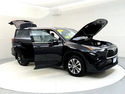 Certified 2022 Toyota Highlander XLE image 12