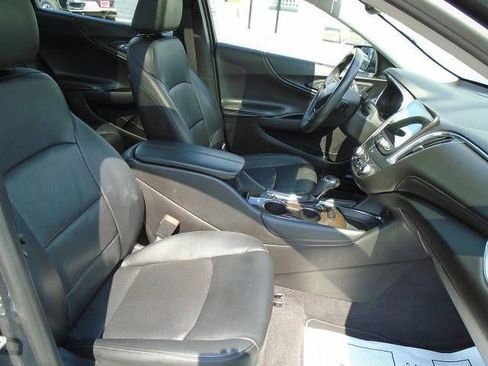 Used 2017 Chevrolet Malibu Premier FWD image 19