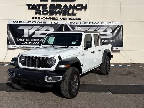 Used 2025 Jeep Gladiator Sport image 2