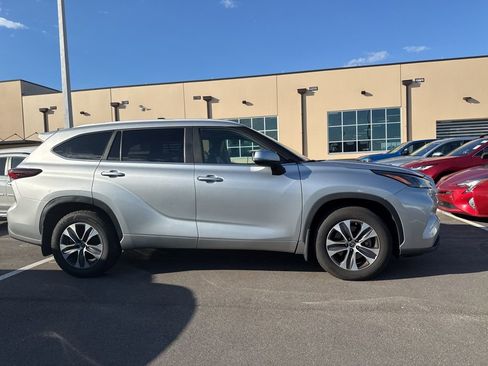 Used 2024 Toyota Highlander XLE image 2