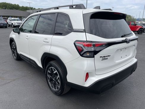 Used 2025 Subaru Forester Premium AWD/4WD image 3