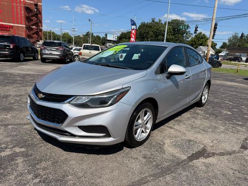 Used 2017 Chevrolet Cruze LT w/ Convenience Package FWD image 4