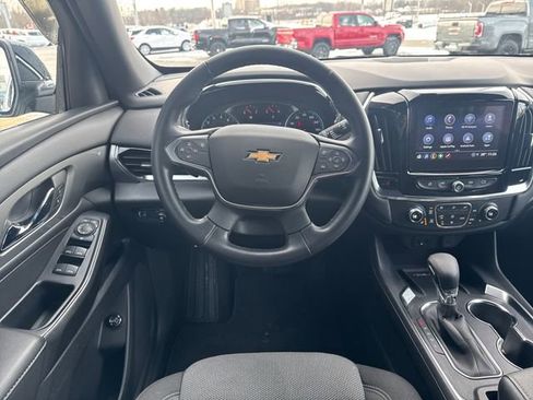 Used 2023 Chevrolet Traverse LT image 2