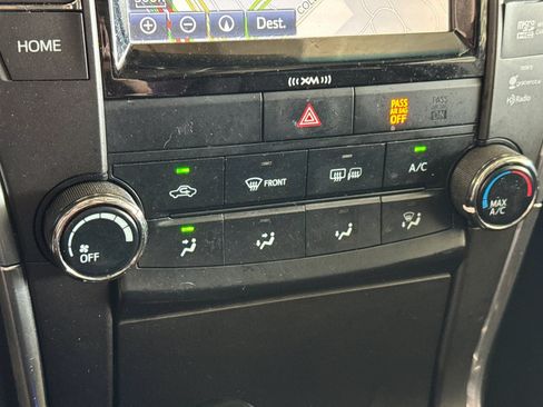 Used 2017 Toyota Camry SE w/ Moonroof Package FWD image 18