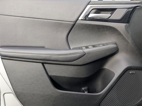 Used 2025 Mitsubishi Outlander SE image 13