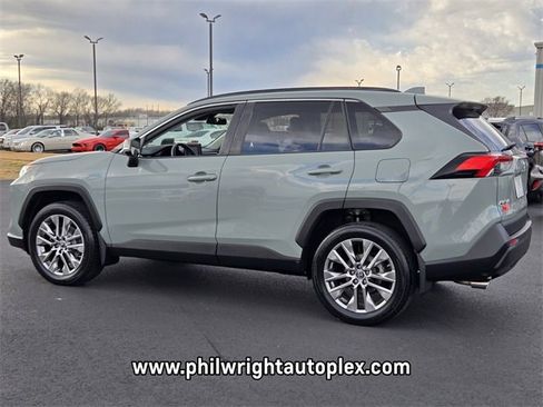 Used 2019 Toyota RAV4 XLE Premium image 5